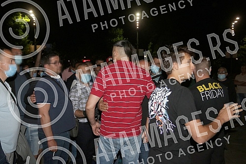 In front of the Serbian Parliament, where several deputies are on hunger strike, there was a verbal clash between supporters of the Dveri movement and the Serbian Progressive Party.Ispred Skupstine Srbije gde nekoliko poslanika strajkuje gladju, do