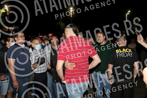 In front of the Serbian Parliament, where several deputies are on hunger strike, there was a verbal clash between supporters of the Dveri movement and the Serbian Progressive Party.Ispred Skupstine Srbije gde nekoliko poslanika strajkuje gladju, do