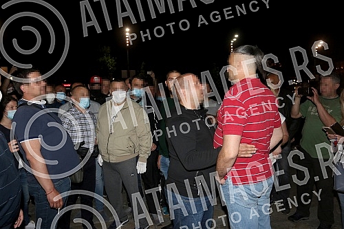 In front of the Serbian Parliament, where several deputies are on hunger strike, there was a verbal clash between supporters of the Dveri movement and the Serbian Progressive Party.Ispred Skupstine Srbije gde nekoliko poslanika strajkuje gladju, do