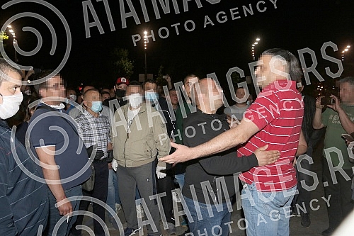 In front of the Serbian Parliament, where several deputies are on hunger strike, there was a verbal clash between supporters of the Dveri movement and the Serbian Progressive Party.Ispred Skupstine Srbije gde nekoliko poslanika strajkuje gladju, do