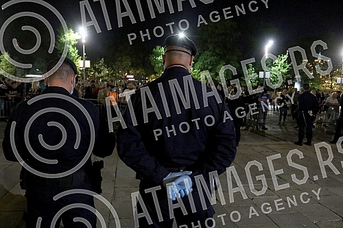 Several members of the Serbian Parliament have started a hunger strike.Nekolicina poslanika u Skupstini Srbije zapocelo je strajk gladju.