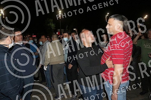 In front of the Serbian Parliament, where several deputies are on hunger strike, there was a verbal clash between supporters of the Dveri movement and the Serbian Progressive Party.Ispred Skupstine Srbije gde nekoliko poslanika strajkuje gladju, do