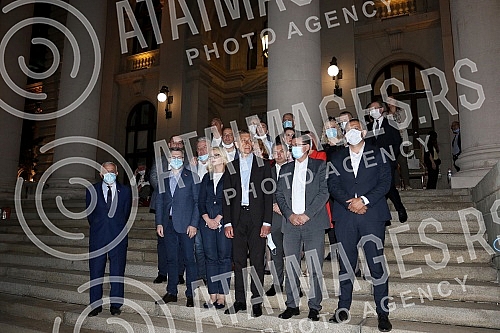 Several members of the Serbian Parliament have started a hunger strike.Nekolicina poslanika u Skupstini Srbije zapocelo je strajk gladju.