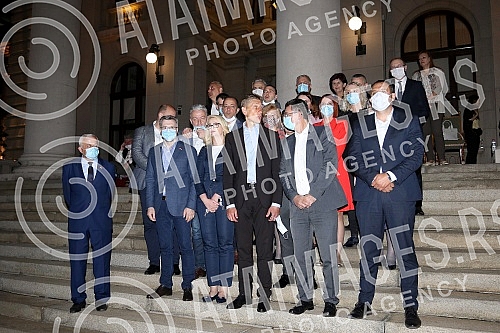 Several members of the Serbian Parliament have started a hunger strike.Nekolicina poslanika u Skupstini Srbije zapocelo je strajk gladju.