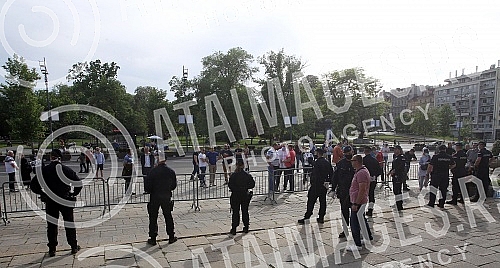 Several members of the Serbian Parliament have started a hunger strike.Nekolicina poslanika u Skupstini Srbije zapocelo je strajk gladju.