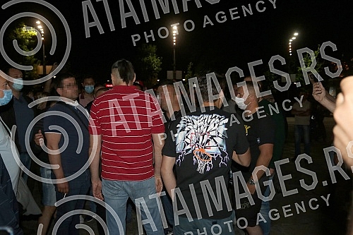 In front of the Serbian Parliament, where several deputies are on hunger strike, there was a verbal clash between supporters of the Dveri movement and the Serbian Progressive Party.Ispred Skupstine Srbije gde nekoliko poslanika strajkuje gladju, do
