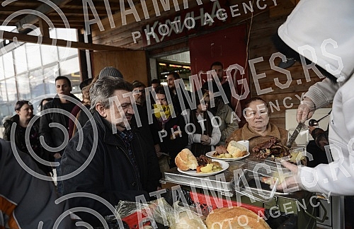 On the occasion of Orthodox New Year at Dorcol beeve was roasted.Povodom Pravoslavne Nove godine na Dorcolu je pecen vo na raznju.
