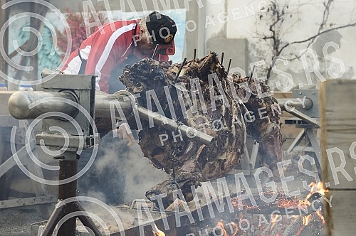 On the occasion of Orthodox New Year at Dorcol beeve was roasted.Povodom Pravoslavne Nove godine na Dorcolu je pecen vo na raznju.