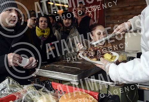 On the occasion of Orthodox New Year at Dorcol beeve was roasted.Povodom Pravoslavne Nove godine na Dorcolu je pecen vo na raznju.
