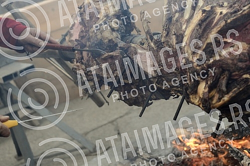 On the occasion of Orthodox New Year at Dorcol beeve was roasted.Povodom Pravoslavne Nove godine na Dorcolu je pecen vo na raznju.