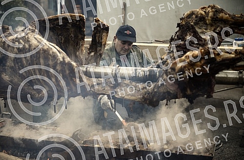 On the occasion of Orthodox New Year at Dorcol beeve was roasted.Povodom Pravoslavne Nove godine na Dorcolu je pecen vo na raznju.