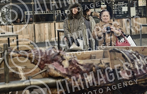 On the occasion of Orthodox New Year at Dorcol beeve was roasted.Povodom Pravoslavne Nove godine na Dorcolu je pecen vo na raznju.