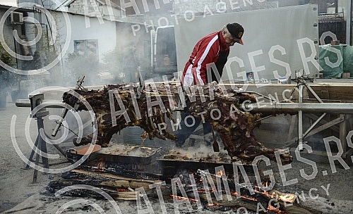 On the occasion of Orthodox New Year at Dorcol beeve was roasted.Povodom Pravoslavne Nove godine na Dorcolu je pecen vo na raznju.