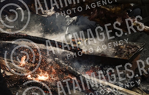 On the occasion of Orthodox New Year at Dorcol beeve was roasted.Povodom Pravoslavne Nove godine na Dorcolu je pecen vo na raznju.