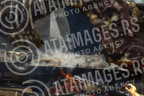 On the occasion of Orthodox New Year at Dorcol beeve was roasted.Povodom Pravoslavne Nove godine na Dorcolu je pecen vo na raznju.