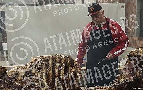 On the occasion of Orthodox New Year at Dorcol beeve was roasted.Povodom Pravoslavne Nove godine na Dorcolu je pecen vo na raznju.