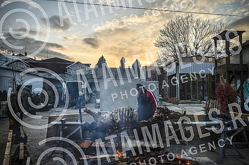 On the occasion of Orthodox New Year at Dorcol beeve was roasted.Povodom Pravoslavne Nove godine na Dorcolu je pecen vo na raznju.