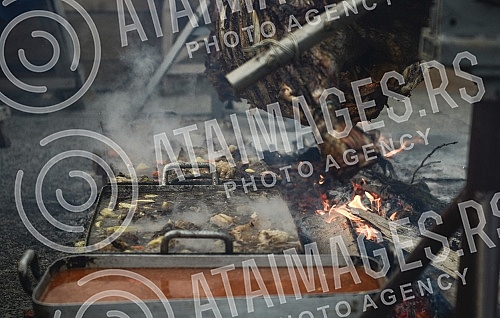 On the occasion of Orthodox New Year at Dorcol beeve was roasted.Povodom Pravoslavne Nove godine na Dorcolu je pecen vo na raznju.