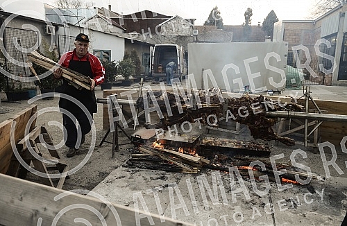 On the occasion of Orthodox New Year at Dorcol beeve was roasted.Povodom Pravoslavne Nove godine na Dorcolu je pecen vo na raznju.
