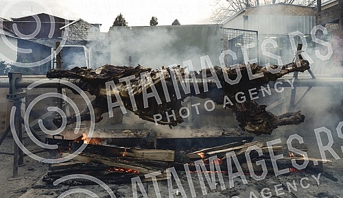On the occasion of Orthodox New Year at Dorcol beeve was roasted.Povodom Pravoslavne Nove godine na Dorcolu je pecen vo na raznju.