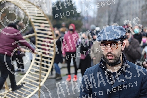 Street artist and architect Andrej Josifovski, better known as the Pianist, set up a new, unusual installation in front of the National Assembly of Serbia as part of the 