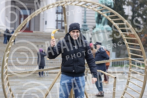 Street artist and architect Andrej Josifovski, better known as the Pianist, set up a new, unusual installation in front of the National Assembly of Serbia as part of the 