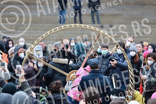 Street artist and architect Andrej Josifovski, better known as the Pianist, set up a new, unusual installation in front of the National Assembly of Serbia as part of the 