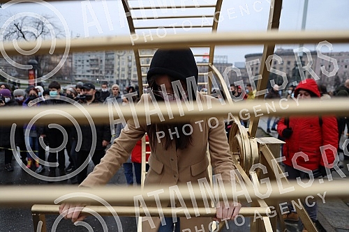 Street artist and architect Andrej Josifovski, better known as the Pianist, set up a new, unusual installation in front of the National Assembly of Serbia as part of the 