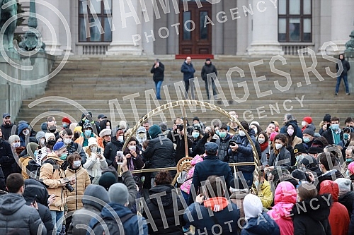 Street artist and architect Andrej Josifovski, better known as the Pianist, set up a new, unusual installation in front of the National Assembly of Serbia as part of the 