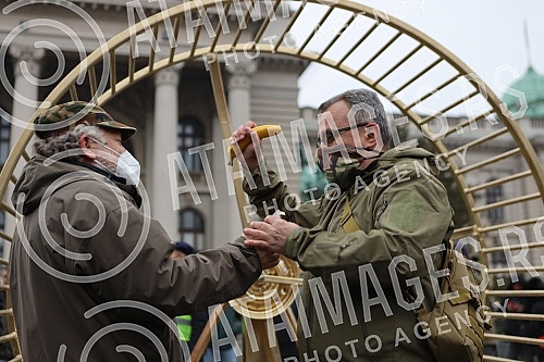 Street artist and architect Andrej Josifovski, better known as the Pianist, set up a new, unusual installation in front of the National Assembly of Serbia as part of the 