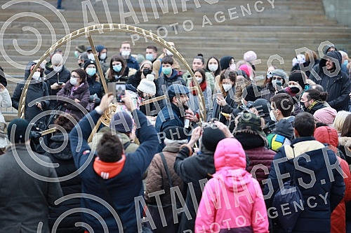 Street artist and architect Andrej Josifovski, better known as the Pianist, set up a new, unusual installation in front of the National Assembly of Serbia as part of the 