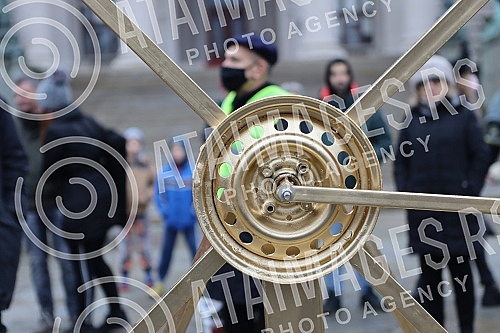Street artist and architect Andrej Josifovski, better known as the Pianist, set up a new, unusual installation in front of the National Assembly of Serbia as part of the 