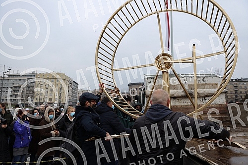 Street artist and architect Andrej Josifovski, better known as the Pianist, set up a new, unusual installation in front of the National Assembly of Serbia as part of the 