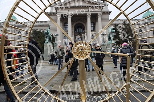 Street artist and architect Andrej Josifovski, better known as the Pianist, set up a new, unusual installation in front of the National Assembly of Serbia as part of the 