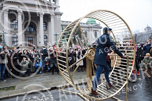 Street artist and architect Andrej Josifovski, better known as the Pianist, set up a new, unusual installation in front of the National Assembly of Serbia as part of the 