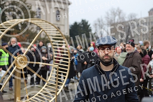 Street artist and architect Andrej Josifovski, better known as the Pianist, set up a new, unusual installation in front of the National Assembly of Serbia as part of the 