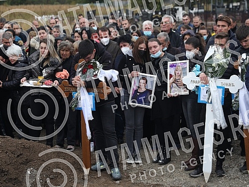 The Djokic family from Aleksinac, who were presumably killed between September 26 and 27 in the area of the village of Moravac, were seen off by relatives, neighbors, friends and priests from Goran's mother's house for eternal rest in the cemetery in