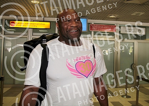American MMA fighter Bob Sapp arrived in Belgrade tofight with Dusan Panajotovic.Americki MMA borac Bob Sap stigaou Beograd na mec sa Dusanom Panajotovicem. 