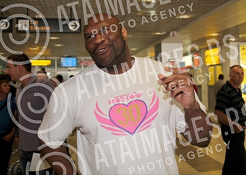 American MMA fighter Bob Sapp arrived in Belgrade tofight with Dusan Panajotovic.Americki MMA borac Bob Sap stigaou Beograd na mec sa Dusanom Panajotovicem. 