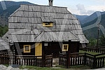 Drvengrad the movie ethno village of Mokra Gora, a village at the turn of Zlatibor and Tara, who is director Emir Kusturica built on a hill Mecavnik.Drvengrad, filmsko i etno selo izmedju Zlatibora i Tare koje je reditelj Emir Kusturica izgradio na 