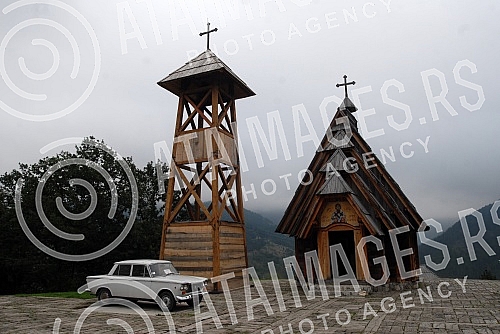 Drvengrad the movie ethno village of Mokra Gora, a village at the turn of Zlatibor and Tara, who is director Emir Kusturica built on a hill Mecavnik.Drvengrad, filmsko i etno selo izmedju Zlatibora i Tare koje je reditelj Emir Kusturica izgradio na 