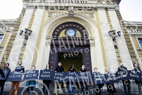 In front of the main train station organized a peace action 
