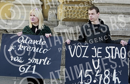 In front of the main train station organized a peace action 