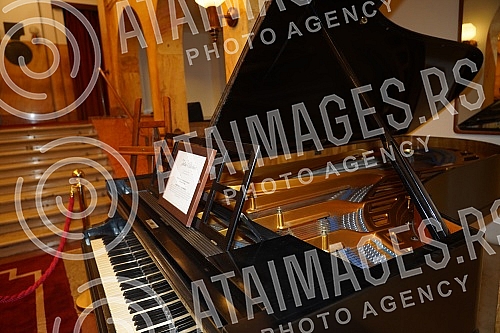 MK Gruop returned the Julius Bluthner piano from 1932 to the Ilija M. Kolarc Foundation.MK Gruop je vratila klavir Julius Bluthner iz 1932. godine u Zaduzbinu Ilije M. Kolarca.