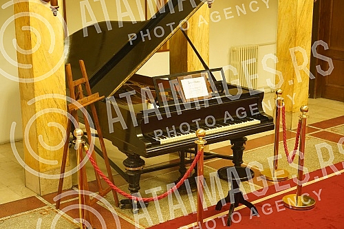 MK Gruop returned the Julius Bluthner piano from 1932 to the Ilija M. Kolarc Foundation.MK Gruop je vratila klavir Julius Bluthner iz 1932. godine u Zaduzbinu Ilije M. Kolarca.