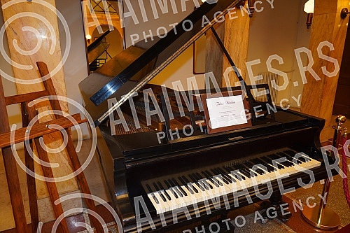 MK Gruop returned the Julius Bluthner piano from 1932 to the Ilija M. Kolarc Foundation.MK Gruop je vratila klavir Julius Bluthner iz 1932. godine u Zaduzbinu Ilije M. Kolarca.