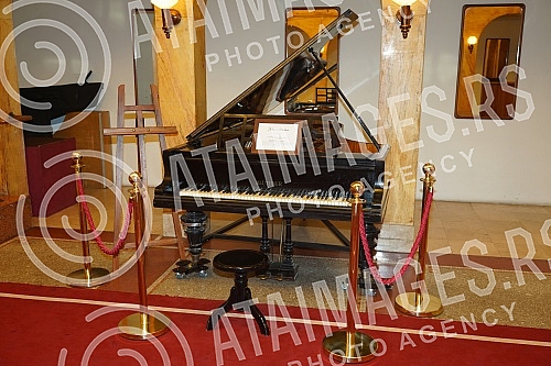 MK Gruop returned the Julius Bluthner piano from 1932 to the Ilija M. Kolarc Foundation.MK Gruop je vratila klavir Julius Bluthner iz 1932. godine u Zaduzbinu Ilije M. Kolarca.