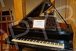 MK Gruop returned the Julius Bluthner piano from 1932 to the Ilija M. Kolarc Foundation.MK Gruop je vratila klavir Julius Bluthner iz 1932. godine u Zaduzbinu Ilije M. Kolarca.