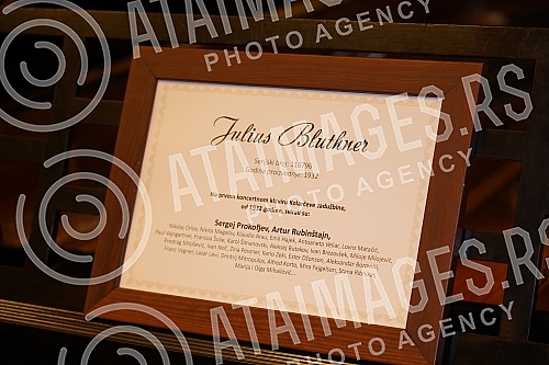 MK Gruop returned the Julius Bluthner piano from 1932 to the Ilija M. Kolarc Foundation.MK Gruop je vratila klavir Julius Bluthner iz 1932. godine u Zaduzbinu Ilije M. Kolarca.