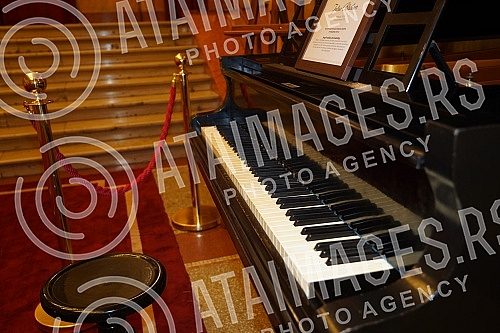 MK Gruop returned the Julius Bluthner piano from 1932 to the Ilija M. Kolarc Foundation.MK Gruop je vratila klavir Julius Bluthner iz 1932. godine u Zaduzbinu Ilije M. Kolarca.